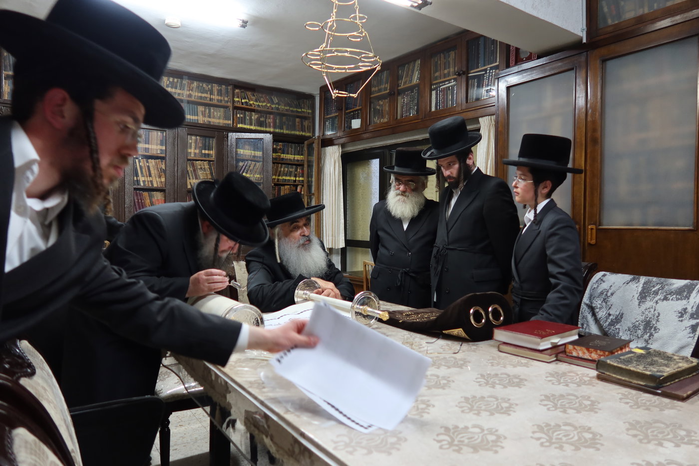 האדמו"ר מדושינסקיא בסיום כתיבת האותיות