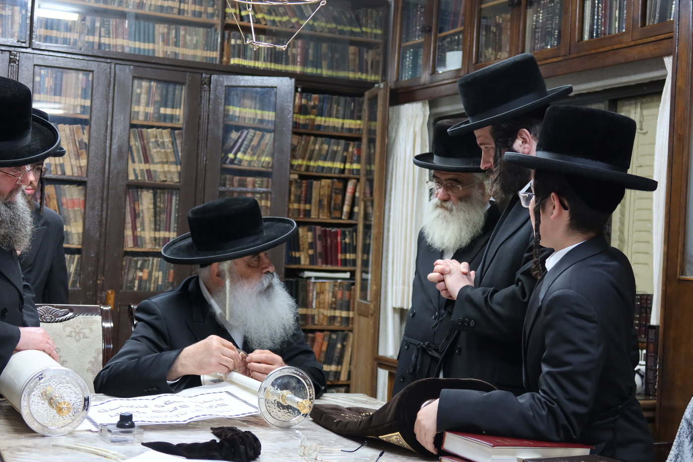 האדמו"ר מדושינסקיא בסיום כתיבת האותיות