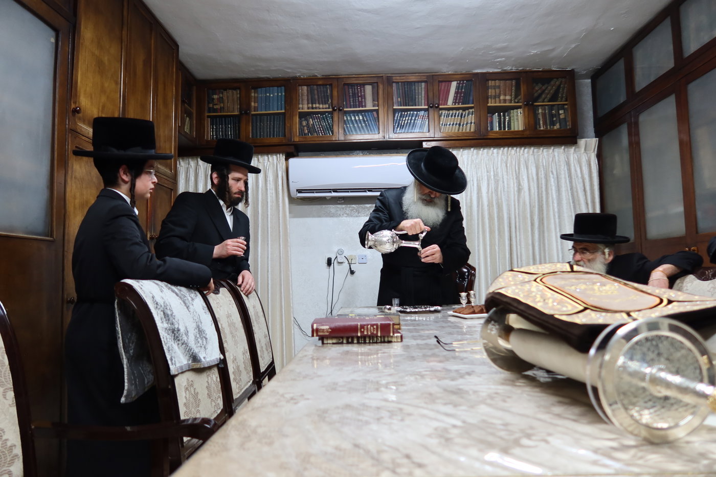 האדמו"ר מדושינסקיא בסיום כתיבת האותיות