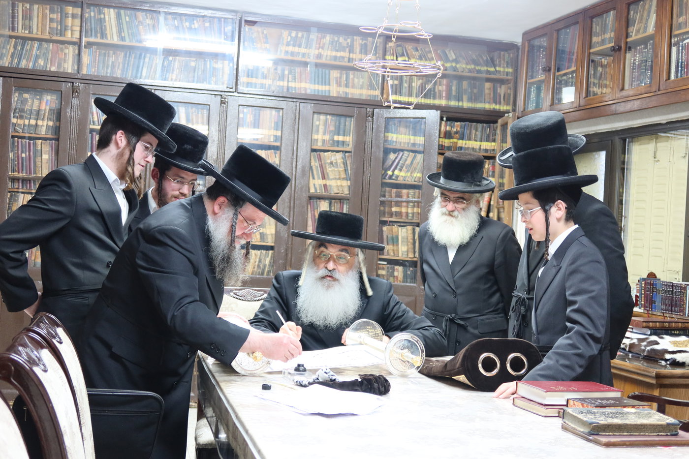 האדמו"ר מדושינסקיא בסיום כתיבת האותיות