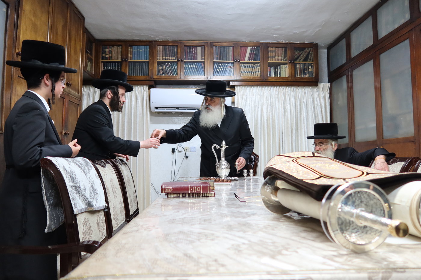 האדמו"ר מדושינסקיא בסיום כתיבת האותיות
