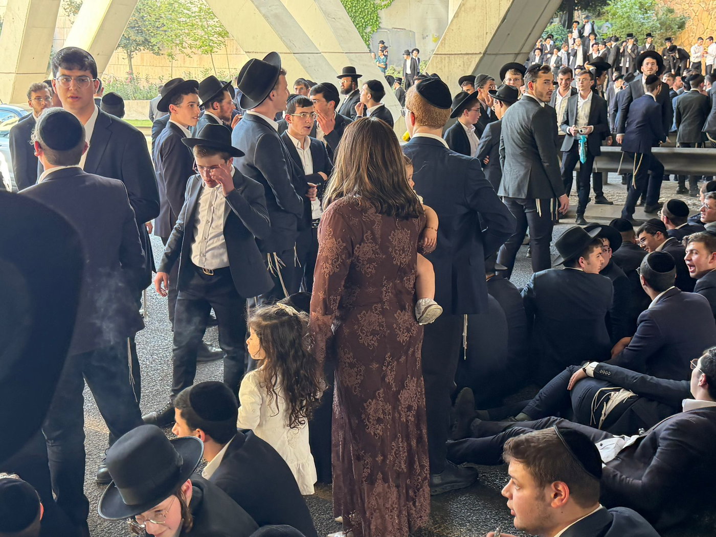 אם חרדית עם ילדיה מתחננת למפגינים בכביש בגין שיאפשרו לה להגיע לשמחה משפחתית