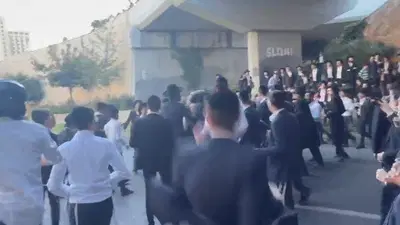מלחמת אחים: עשרות מפגינים מתנפלים על רוכב האופנוע שניסה לעבור