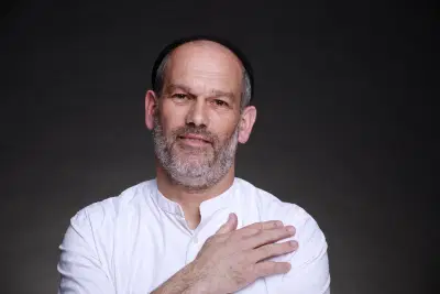 הזמר יונתן רזאל