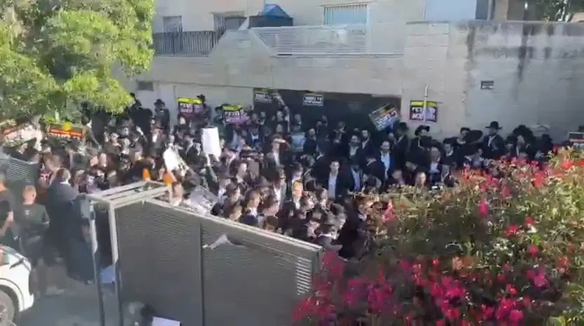 מפגיני הפלג מחוץ לבית ראש אגף התנועה הארצי