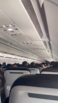 פאניקה בטיסה: המטוס רעד ולא הצליח לנחות - נוסעים בכו והקיאו | צפו