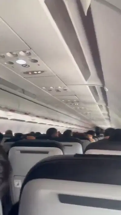 פאניקה בטיסה: המטוס רעד ולא הצליח לנחות - נוסעים בכו והקיאו | צפו