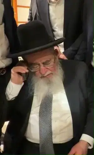הגר"א סאלים בשיחת חיזוק עם אם הבחור העצור