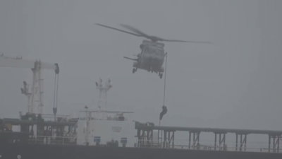 מתקדמים בחסות החושך: חיילי הקומנדו הצרפתי השתלטו על אונייה רוסית - כך זה נראה
