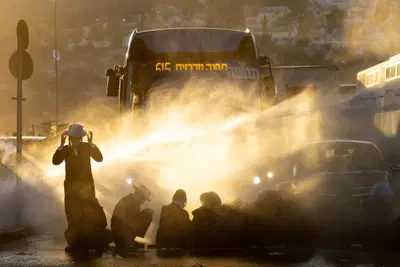 מחאות סוערות של הפלג: המשטרה מפנה בכוח עם רימונים ופרשים את המפגינים בירושלים