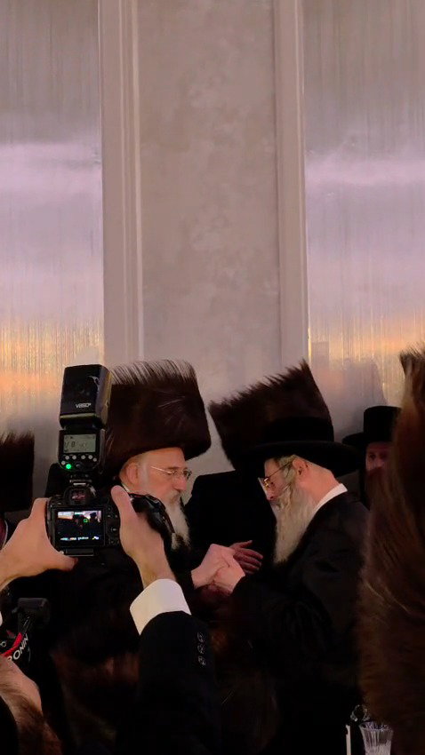 הגה"צ רבי שלום אליעזר טייטלבוים בריקוד בשמחה