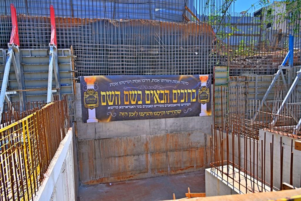 האדמו"ר מויזניץ בסיור באתר בניית בית מדרשו