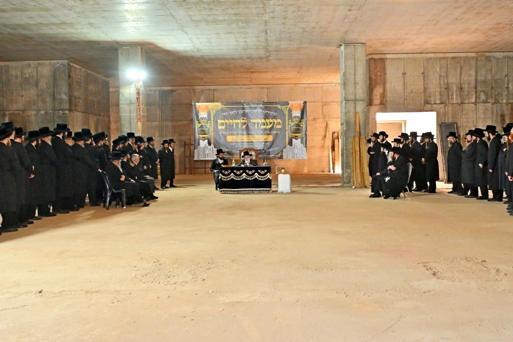 האדמו"ר מויזניץ בסיור באתר בניית בית מדרשו