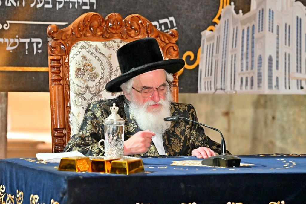 האדמו"ר מויזניץ בסיור באתר בניית בית מדרשו
