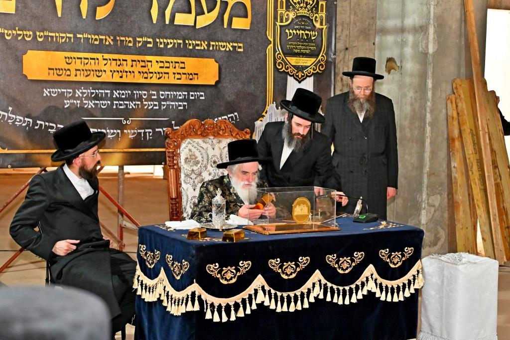 האדמו"ר מויזניץ בסיור באתר בניית בית מדרשו