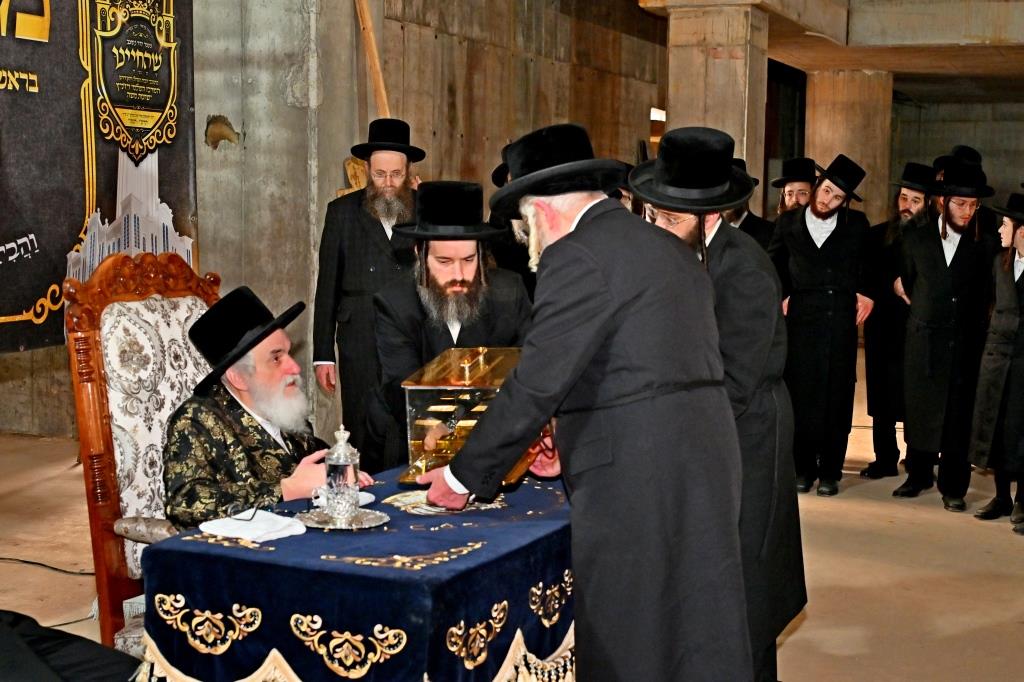 האדמו"ר מויזניץ בסיור באתר בניית בית מדרשו