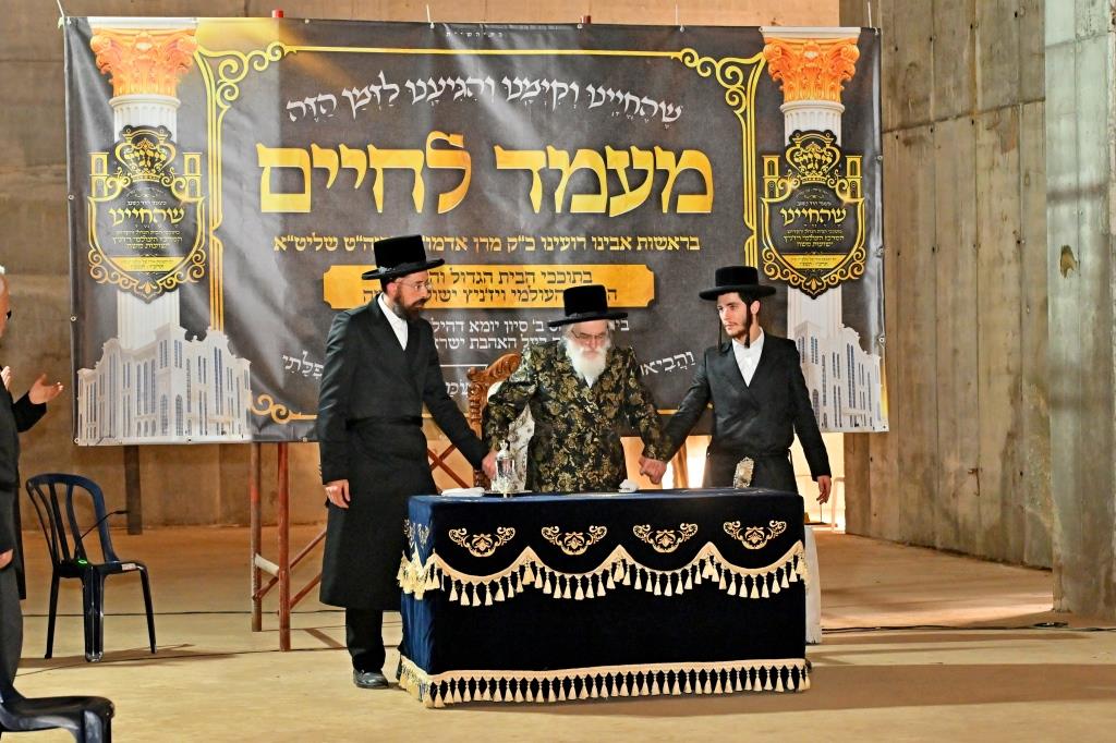 האדמו"ר מויזניץ בסיור באתר בניית בית מדרשו