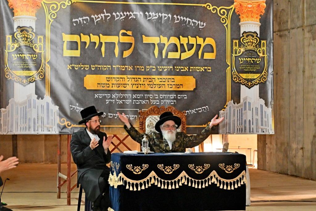 האדמו"ר מויזניץ בסיור באתר בניית בית מדרשו