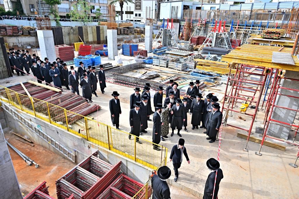 האדמו"ר מויזניץ בסיור באתר בניית בית מדרשו