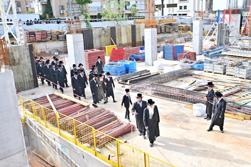 האדמו"ר מויזניץ בסיור באתר בניית בית מדרשו