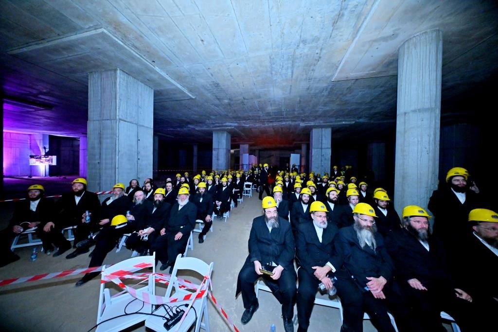 האדמו"ר מויזניץ בסיור באתר בניית בית מדרשו
