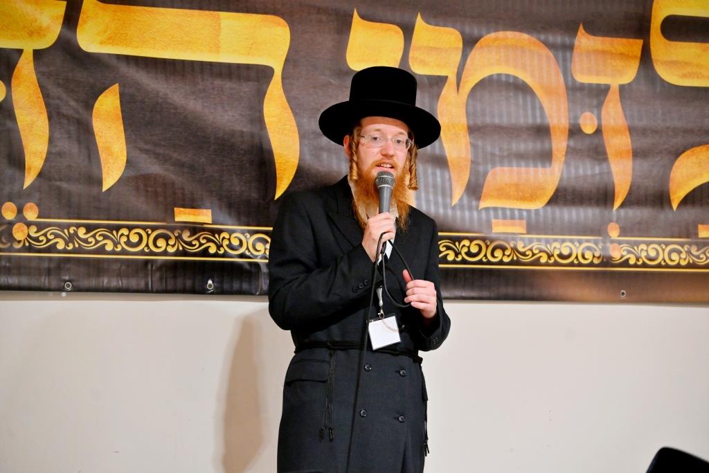 האדמו"ר מויזניץ בסיור באתר בניית בית מדרשו