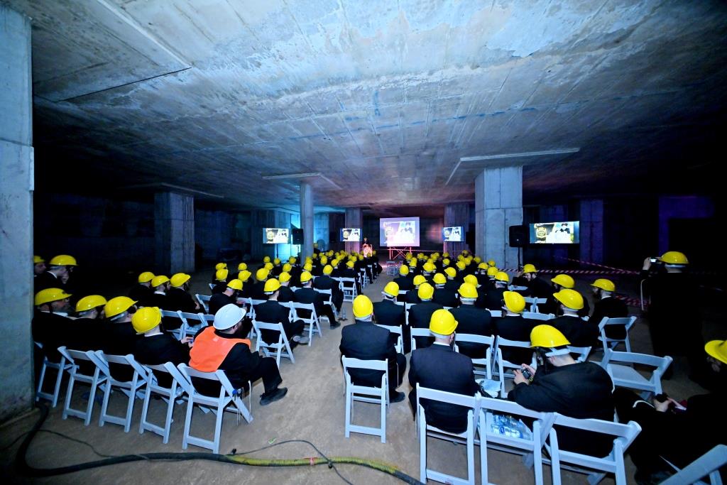 האדמו"ר מויזניץ בסיור באתר בניית בית מדרשו