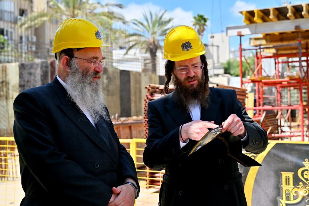 האדמו"ר מויזניץ בסיור באתר בניית בית מדרשו