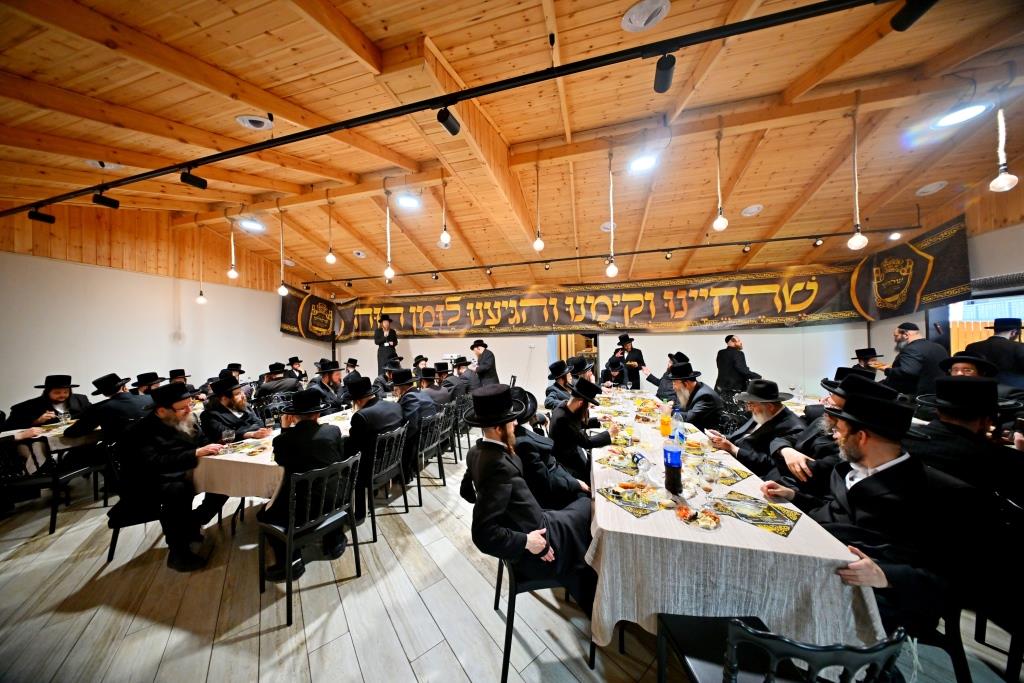 האדמו"ר מויזניץ בסיור באתר בניית בית מדרשו
