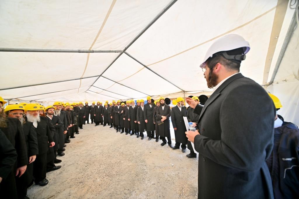 האדמו"ר מויזניץ בסיור באתר בניית בית מדרשו