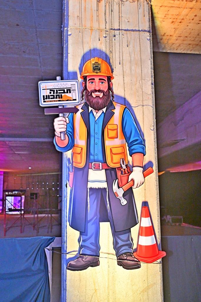 האדמו"ר מויזניץ בסיור באתר בניית בית מדרשו