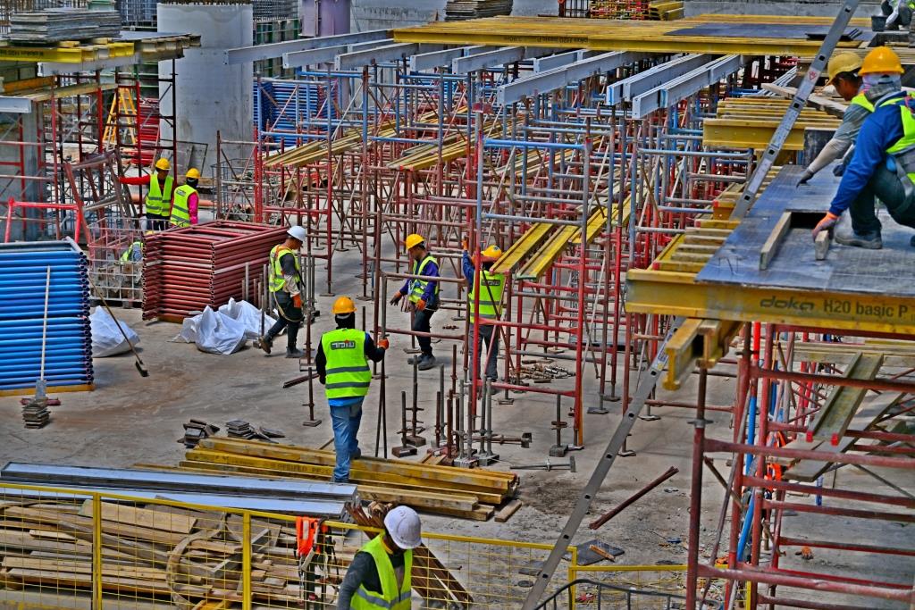 האדמו"ר מויזניץ בסיור באתר בניית בית מדרשו