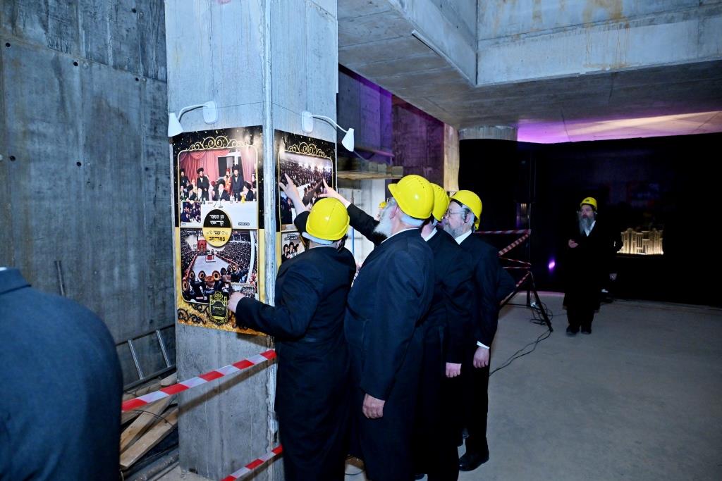 האדמו"ר מויזניץ בסיור באתר בניית בית מדרשו