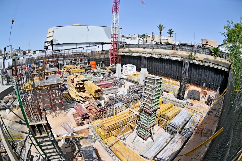 האדמו"ר מויזניץ בסיור באתר בניית בית מדרשו