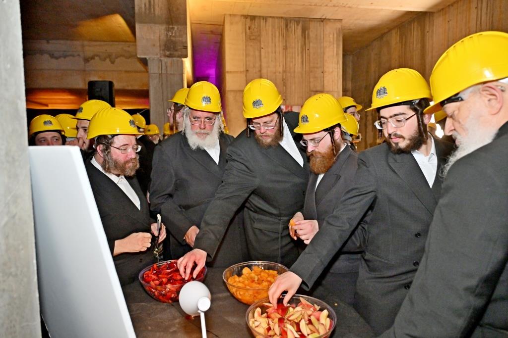 האדמו"ר מויזניץ בסיור באתר בניית בית מדרשו