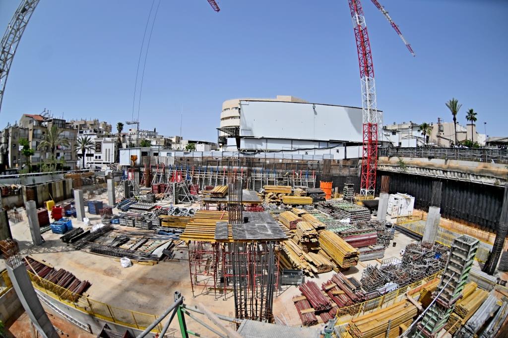 האדמו"ר מויזניץ בסיור באתר בניית בית מדרשו