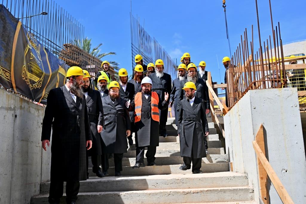 האדמו"ר מויזניץ בסיור באתר בניית בית מדרשו