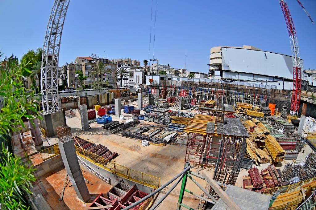 האדמו"ר מויזניץ בסיור באתר בניית בית מדרשו
