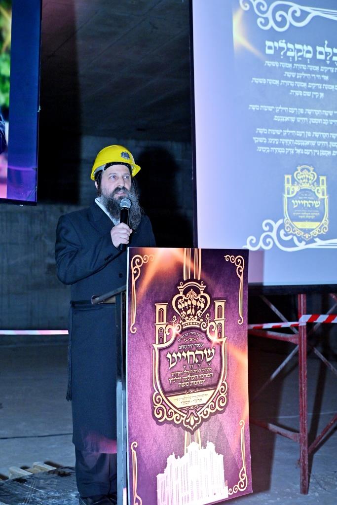 האדמו"ר מויזניץ בסיור באתר בניית בית מדרשו