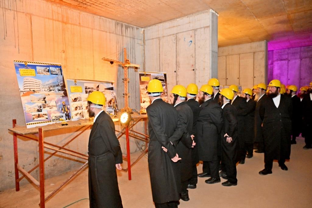 האדמו"ר מויזניץ בסיור באתר בניית בית מדרשו
