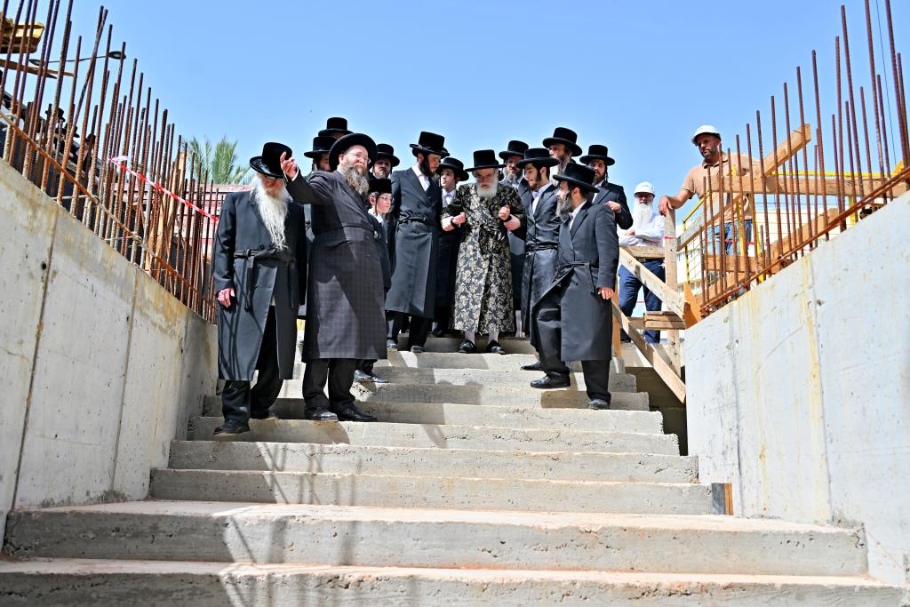 האדמו"ר מויזניץ בסיור באתר בניית בית מדרשו