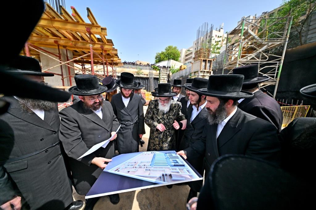 האדמו"ר מויזניץ בסיור באתר בניית בית מדרשו