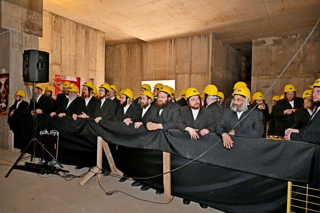 האדמו"ר מויזניץ בסיור באתר בניית בית מדרשו