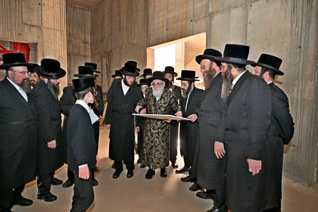 האדמו"ר מויזניץ בסיור באתר בניית בית מדרשו