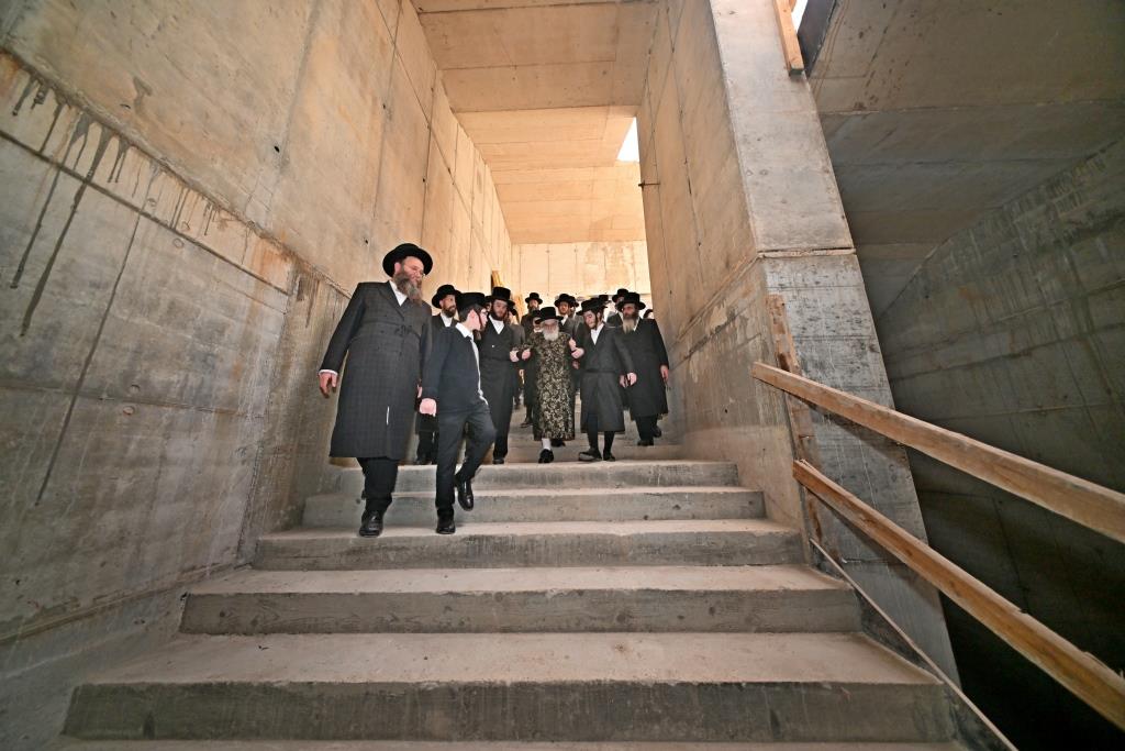 האדמו"ר מויזניץ בסיור באתר בניית בית מדרשו