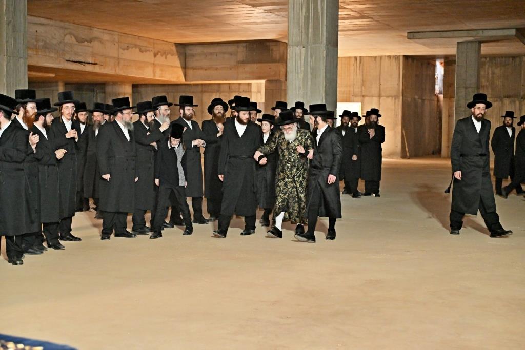 האדמו"ר מויזניץ בסיור באתר בניית בית מדרשו