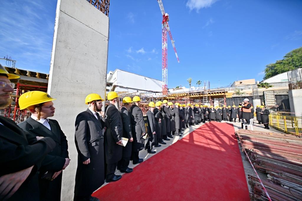 האדמו"ר מויזניץ בסיור באתר בניית בית מדרשו