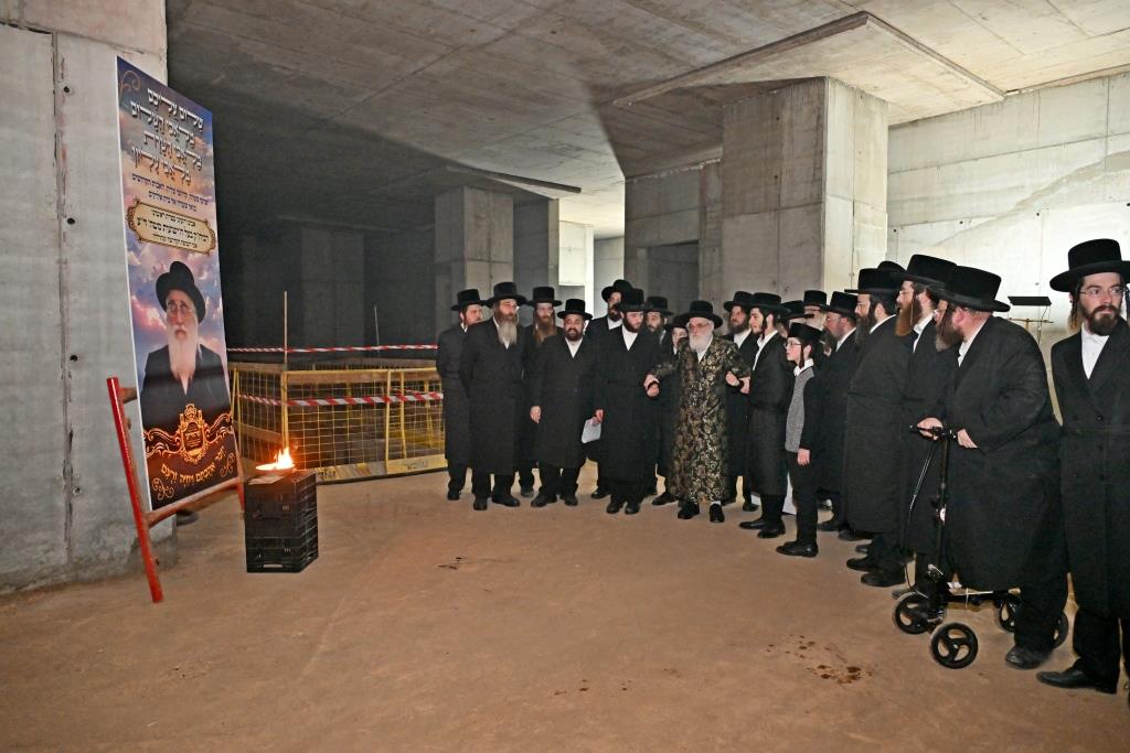 האדמו"ר מויזניץ בסיור באתר בניית בית מדרשו
