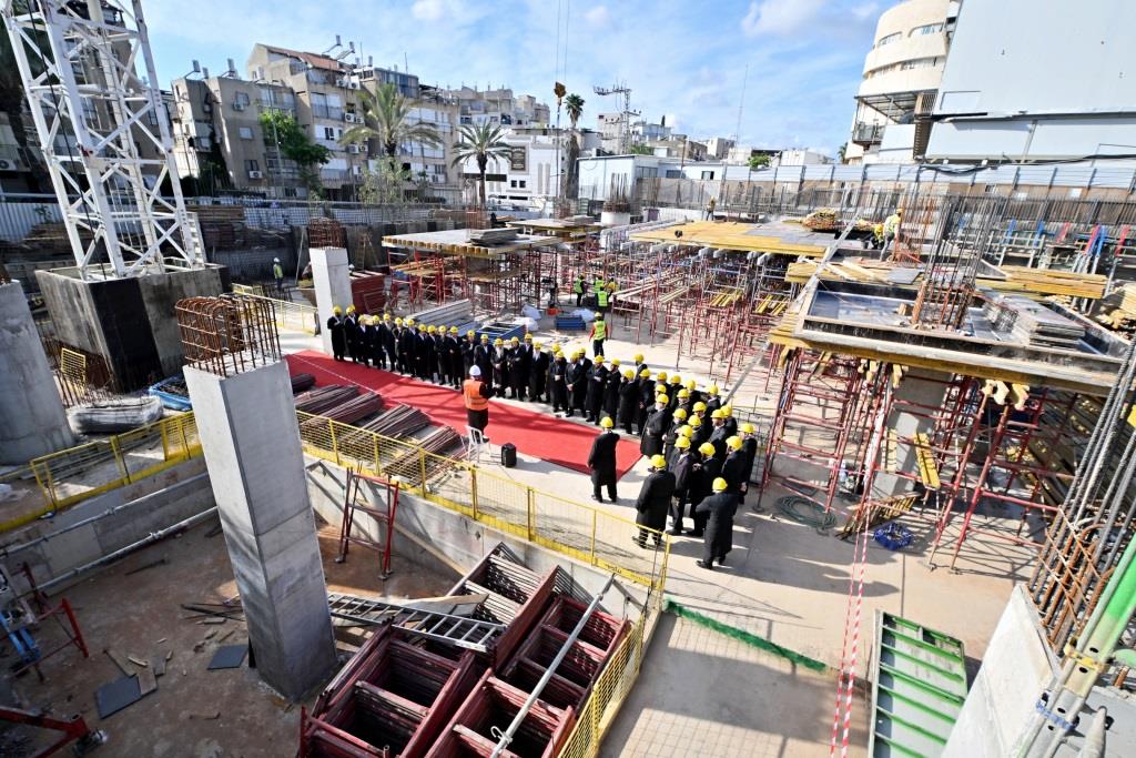 האדמו"ר מויזניץ בסיור באתר בניית בית מדרשו