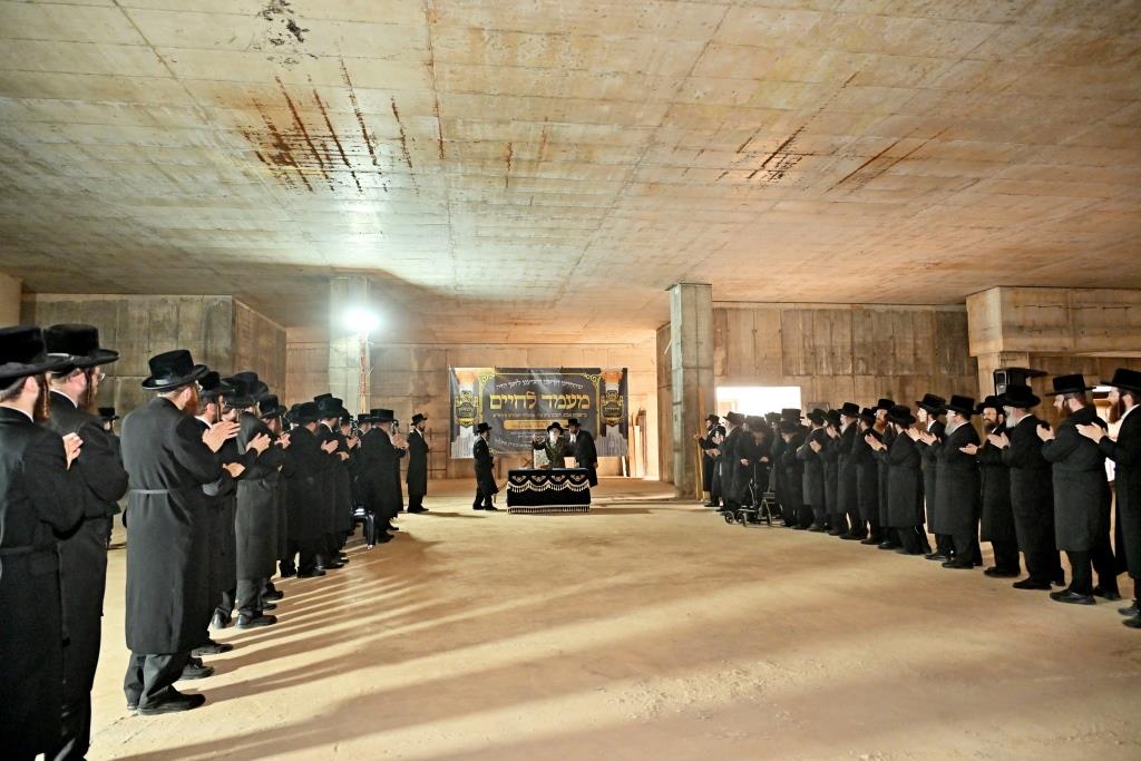 האדמו"ר מויזניץ בסיור באתר בניית בית מדרשו